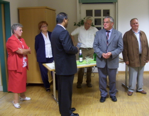 Foto von Kaplan Soni bei der Verabschiedung im Pfarrheim