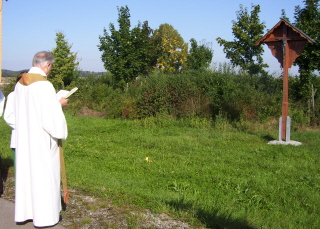 Foto von der Segnung des Feldkreuzes bei der Sternwallfahrt