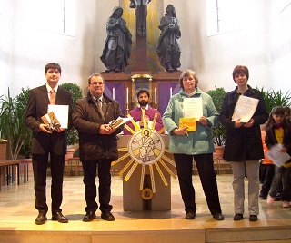 Foto von der Verabschiedung der ausgeschiedenen Pfarrgemeinderatsmitglieder beim Gottesdienst