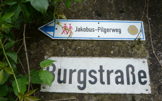 Foto von einem Hinweisschild auf den Jakobspilgerweg