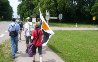 Foto der Pilger auf dem Weg von Kloster Holzen nach Biberbach