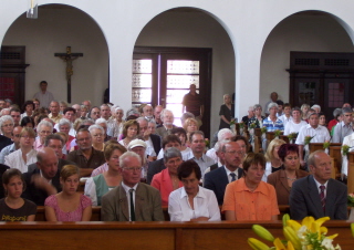 Foto von Ehrengästen und Kirchenbesuchern beim Gottesdienst