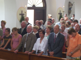 Foto von Verwandten und Ehrengästen beim Gottesdienst