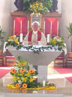 Foto von Pfarrer Zettler am Altar in St. Wolfgang