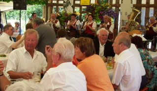 Foto von Pfarrer Zettler bei seinen Verwandten im Festzelt