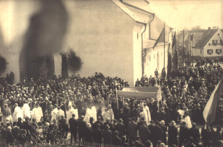 Foto der Prozession zur Kircheneinweihung