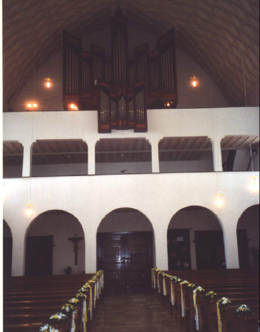 Foto von Kirchenschiff und Orgelempore