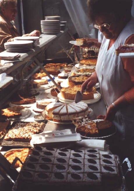 Foto vom Kuchenbuffet beim Pfarrfest