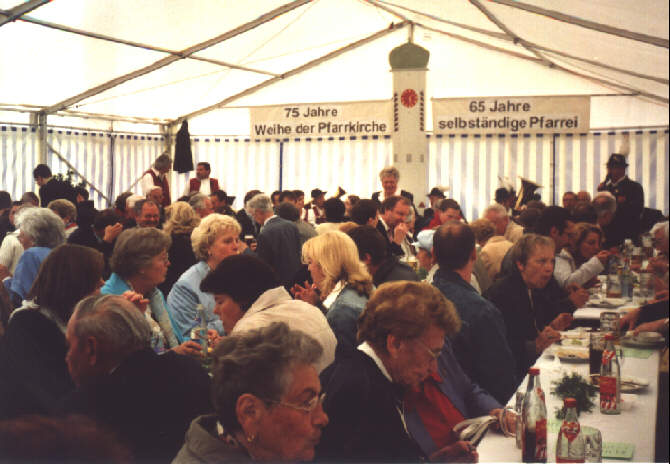 Foto von G&auml;sten beim Pfarrfest