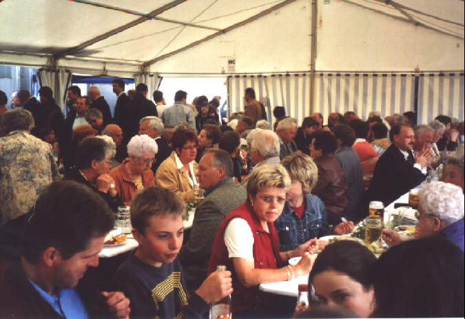 Foto von G&auml;sten beim Pfarrfest