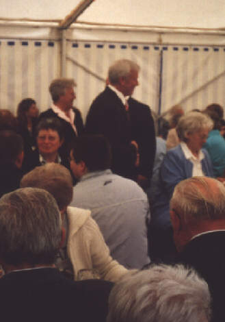 Foto von B&uuml;rgermeister Sartor beim Pfarrfest