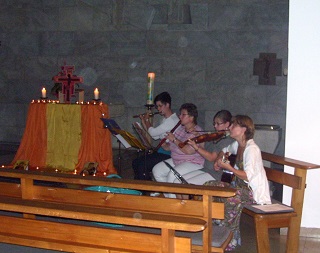 Foto vom Singen der Taize-Lieder in der Johanneskirche