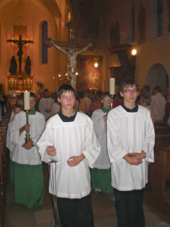 Foto vom gro&szlig;en Auszug beim ersten Gottesdienst