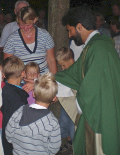 Foto von der Begr&uuml;&szlig;ung der Kinder
