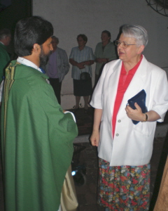 Foto von Pater Johnson im Gespr&auml;ch mit Frau B&auml;umler