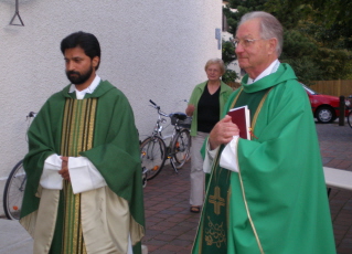 Foto von Pater Johnson mit Pfarrer Hihler vor dem Gottesdienst