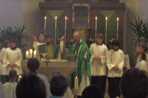 Foto von Pater Johnson und Pfarrer Hihler beim Vater unser