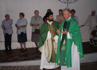 Foto von Pater Johnson mit Pfarrer Hihler
