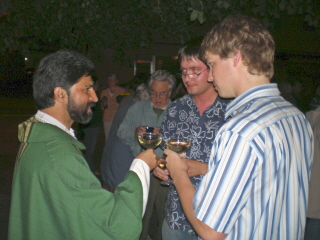 Foto von Pater Johnson mit den Oberministranten