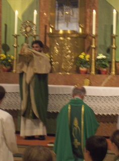 Foto von Pater Johnson beim Monstranzsegen