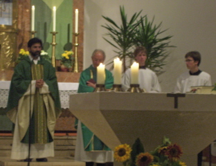 Foto von Pater Johnson und Pfarrer Hihler beim Gottesdienst