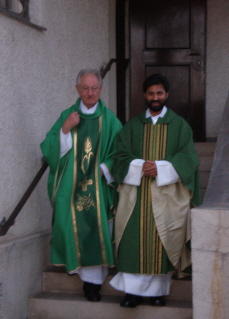 Foto von Pater Johnson vor seinem ersten Gottesdienst