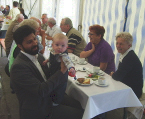 Foto der Kaffeerunde beim Pfarrfest