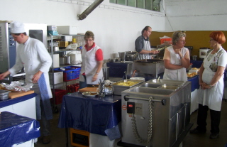 Foto vom K&uuml;chenteam beim Pfarrfest