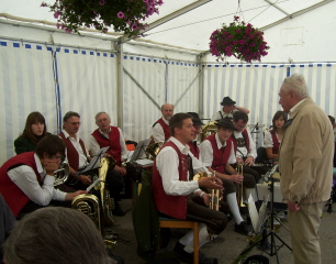 Foto der SGL-Kapelle beim Pfarrfest