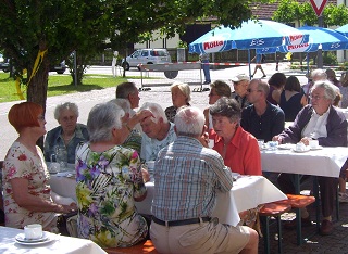Foto von Pfarrfestbesuchern