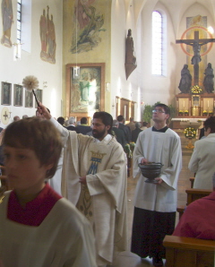 Foto von Pfarrer Johnson segnend beim Auszug