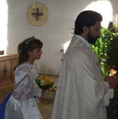 Foto von Pfarrer Johnson und dem Blumenmädchen beim Einzug