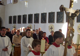 Foto vom feierlichen Einzug mit den Ministranten