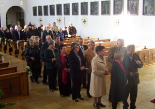 Foto von f&uuml;rbittenvortragenden Jubelpaaren