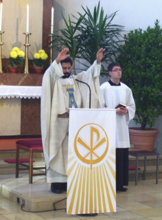 Foto von Pfarrer Johnson beim allgemeinen Hochzeitssegen
