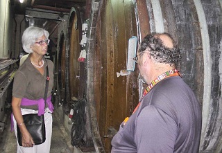 Foto mit Reiseleiter im Weinkeller in Requewihr