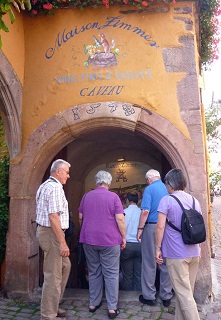 Foto von der Weinprobe in Requewihr