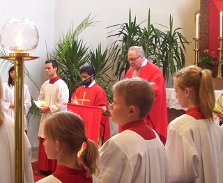 Foto von Pfarrer Johnson und Pr&auml;lat Knebel beim Firmgottesdienst