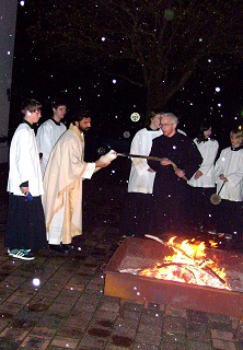 Foto vom Entz&uuml;nden der Osterkerze