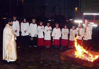 Foto von Pfarrer Johnson und den Ministranten am Osterfeuer