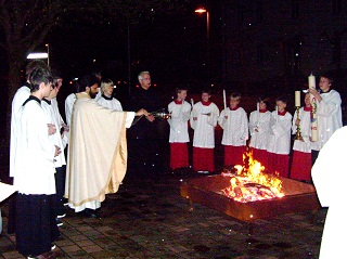 Foto von der Segnung des Osterfeuers durch Pfarrer Johnson