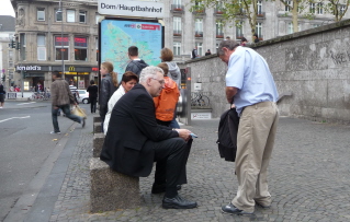 Foto vom Warten auf die Bahn in K&ouml;ln