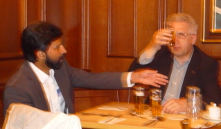 Foto von Pfarrer Johnson und H. Margazyn im Brauhaus