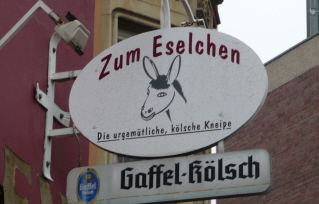 Foto von einem lustigen Kneipenschild in K&ouml;ln