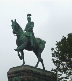 Foto einer Reiterstatue am Rhein in Köln