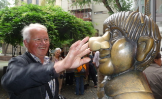 Foto von Herrn Ott mit dem Sch&auml;l