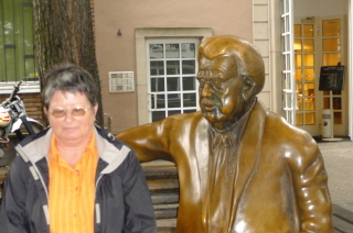 Foto von Frau Storr beim Millowitsch-Denkmal