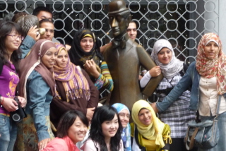 Foto von T&uuml;nnes mit seinen Fans