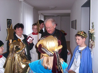 Foto der Sternsinger beim Besuch von Pfarrer Hihler