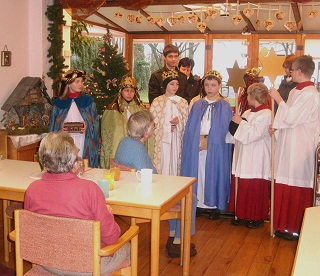 Foto der Sternsinger beim Besuch der oekumenischen Sozialstation